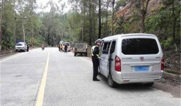 娱乐爆料面包车拉几吨